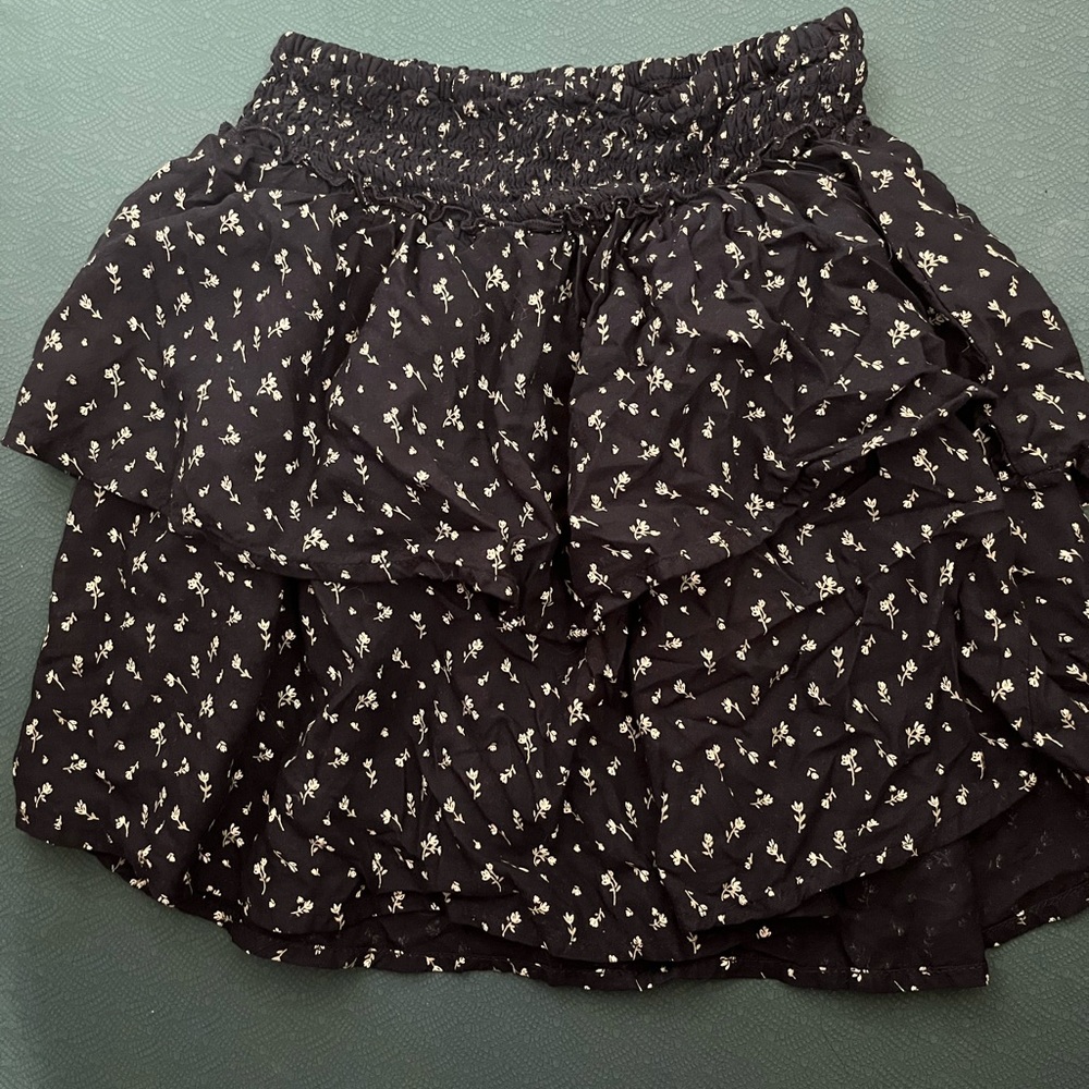 HOLLISTER navy floral print ruffle skirt